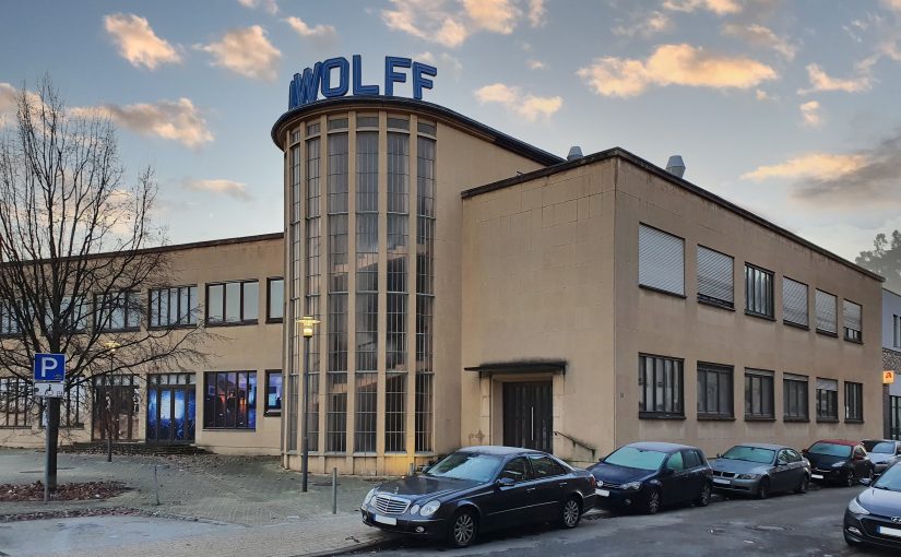 Das 1949-1950 von der Seilwolff AG erbaute und vom renommierten Architekten Alfred Au entworfene Verwaltungsgebäude zeigt einen markanten Treppenturm in einer leicht geschwungenen Fassade. (Foto: Höferlein)