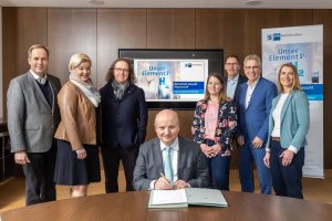 Unterzeichnete die „Gemeinsame Erklärung“ zum Ausbau der regionalen Wasserstoff-Infrastruktur: IHK-Präsident Dr. Benedikt Hüffer (Mitte) mit den Präsidiumsmitgliedern Helmut Rüskamp, Kathrin Gödecke, Lars Baumgürtel, Isabel Habla, Bernd Eßer, Michael Radau und Tatjana Hetfeld (v.l.). (Foto: Witte / IHK Nord Westfalen)
