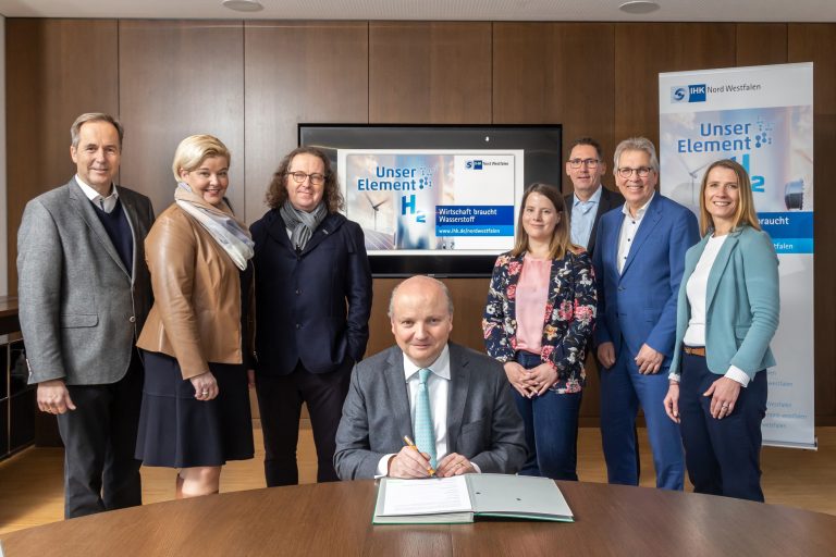 Unterzeichnete die „Gemeinsame Erklärung“ zum Ausbau der regionalen Wasserstoff-Infrastruktur: IHK-Präsident Dr. Benedikt Hüffer (Mitte) mit den Präsidiumsmitgliedern Helmut Rüskamp, Kathrin Gödecke, Lars Baumgürtel, Isabel Habla, Bernd Eßer, Michael Radau und Tatjana Hetfeld (v.l.). (Foto: Witte / IHK Nord Westfalen)