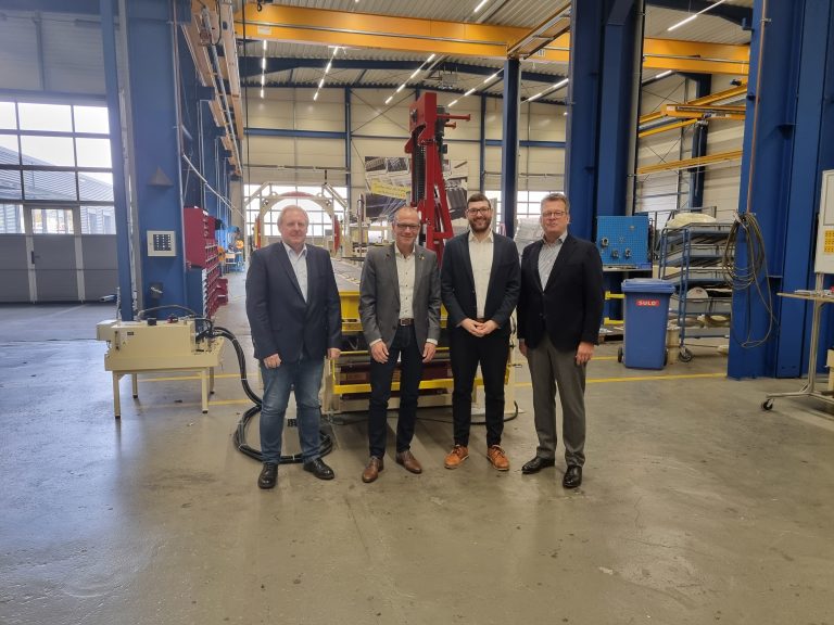 v.l.n.r: Herbert Wennemann (Geschäftsführer Jürgens Holding GmbH), Oliver Kellner (Bürgermeister Stadt Emsdetten), Timo Dusny (Wirtschaftsförderer Stadt Emsdetten), Albert Andreas Jürgens (Firmeninhaber Jürgens Holding GmbH) (Foto: Stadt Emsdetten)