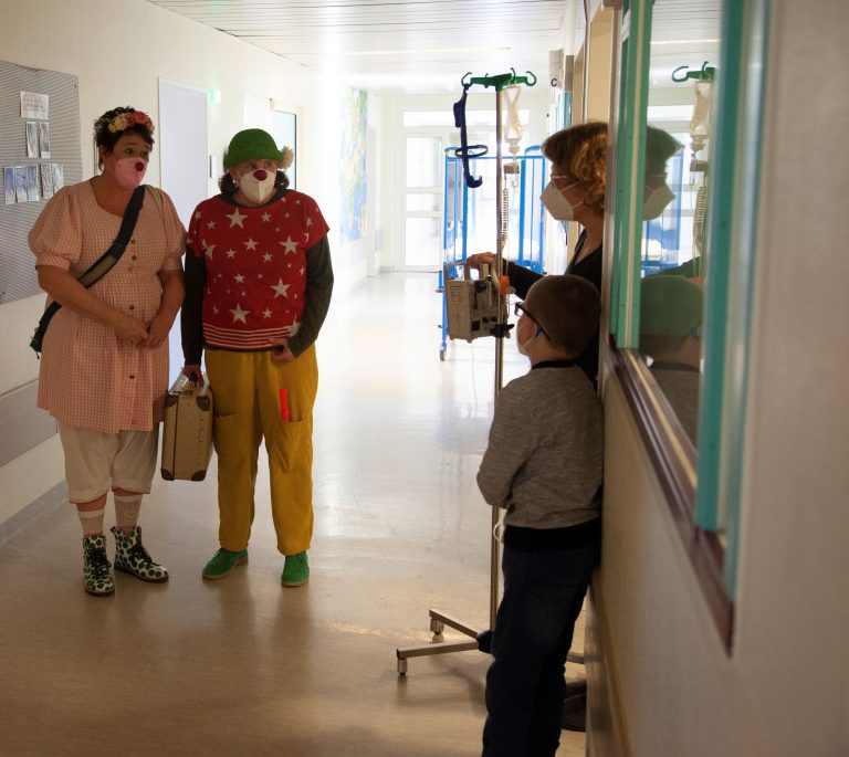 v.l. Die KlinikClowns Anne Schwede alias „Pfefferminze tatsächlich“ und Andrea Triebeler alias „Baldur“ (Foto: Humorkolleg)