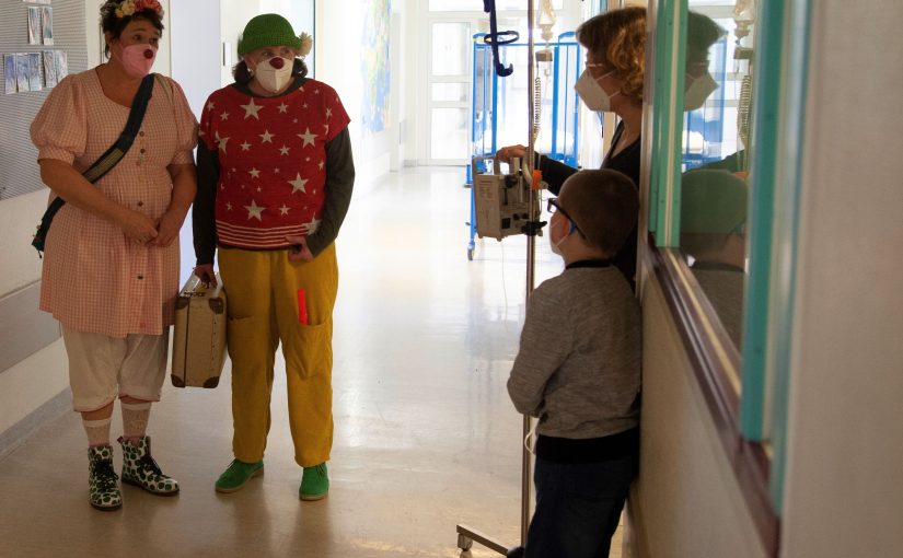 v.l. Die KlinikClowns Anne Schwede alias „Pfefferminze tatsächlich“ und Andrea Triebeler alias „Baldur“ (Foto: Humorkolleg)