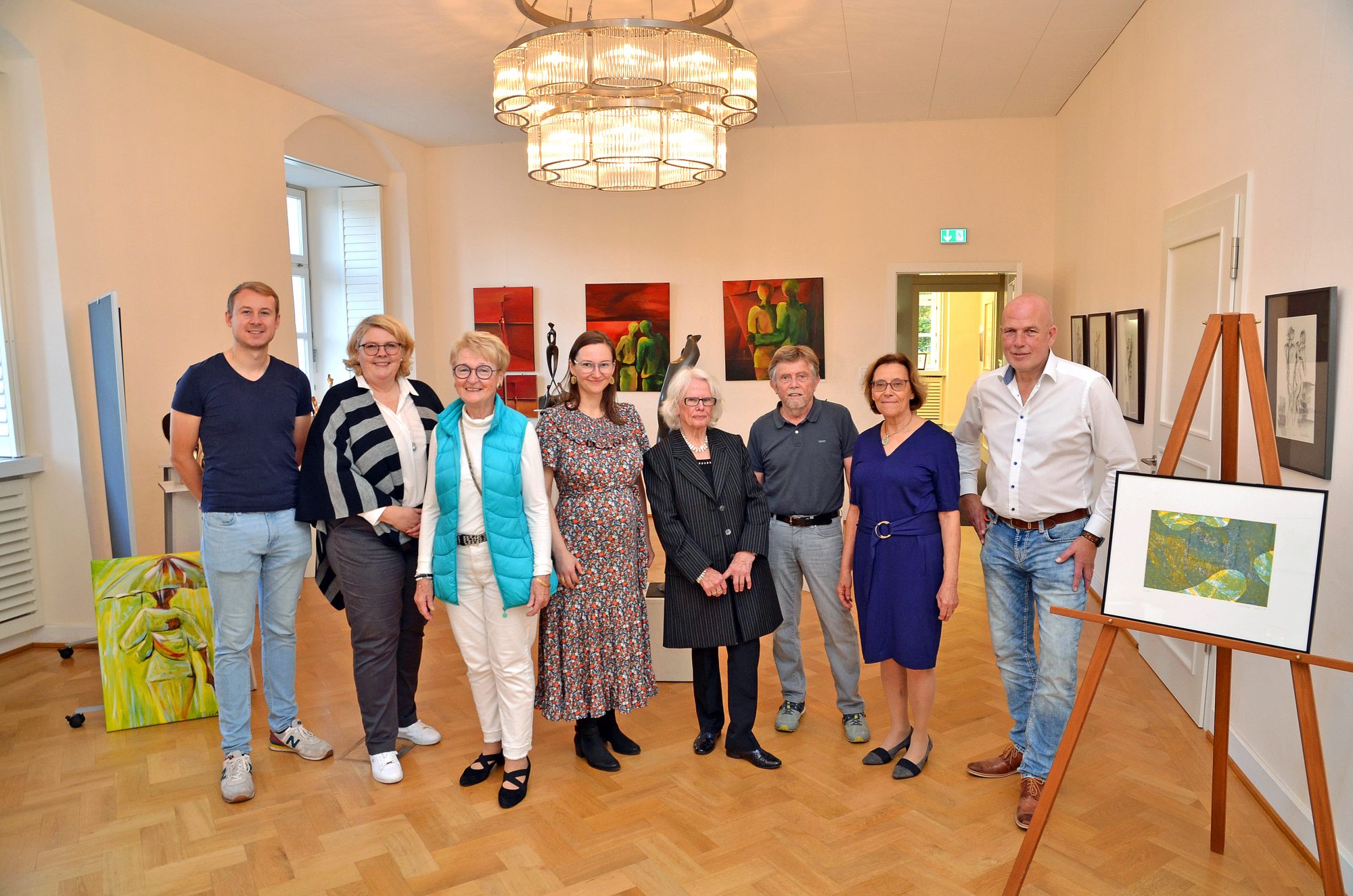Freuen sich auf die Kunstmatinee: Felix Budde (von links), Espelkamps stellvertretende Bürgermeisterin Anja Kittel, Christa Bremer, Nadeshda Horte-Riebe, Monika Cornelius, Rainer Hornscheidt, Angelika Gauselmann und Gerd Müller. (Foto: Gauselmann)