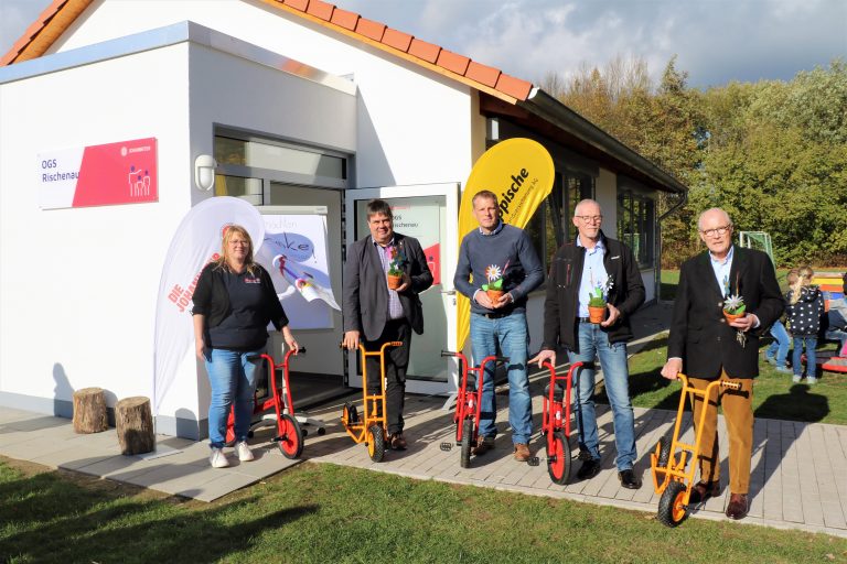 (V. li.) OGS-Koordinatorin Christiane Ostermann, Uwe Tölke (Tölke & Tölke GbR), Jens Klusmeier (Lippische Landesbrandversicherung), Andreas Kuffner (RK Protec) und Georg-Jescow von Puttkamer (Schwering + Hasse) freuen sich zusammen mit den Grundschulkindern über die Lernfahrräder. (Foto: Johanniter)