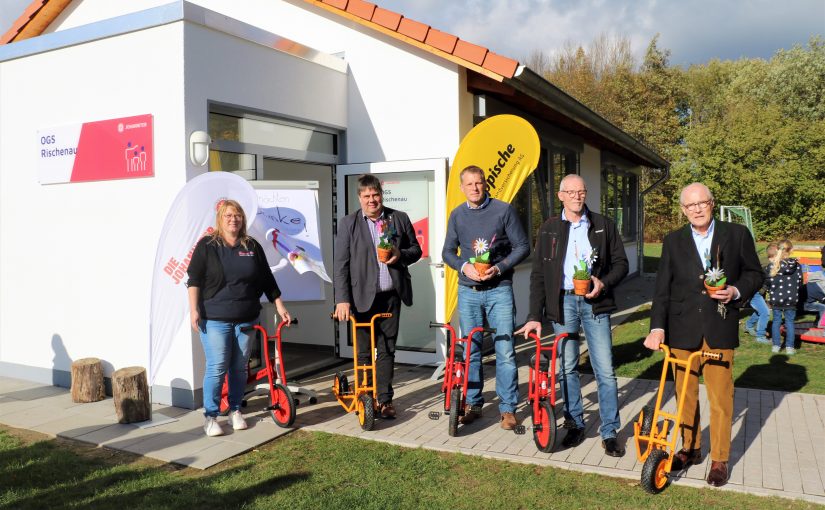 (V. li.) OGS-Koordinatorin Christiane Ostermann, Uwe Tölke (Tölke & Tölke GbR), Jens Klusmeier (Lippische Landesbrandversicherung), Andreas Kuffner (RK Protec) und Georg-Jescow von Puttkamer (Schwering + Hasse) freuen sich zusammen mit den Grundschulkindern über die Lernfahrräder. (Foto: Johanniter)