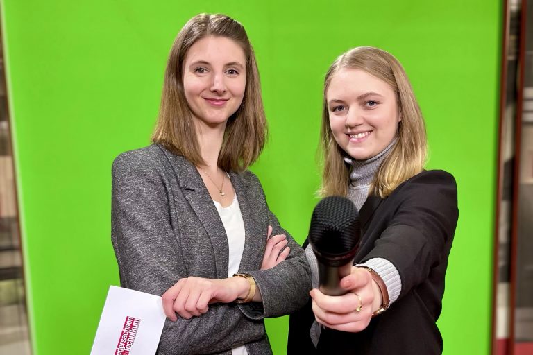 Annkathrin Körner und Svenja Folkerts bei der Aufnahme der Moderation im TV-Studio am Campus Lingen. (Foto: Hochschule Osnabrück)