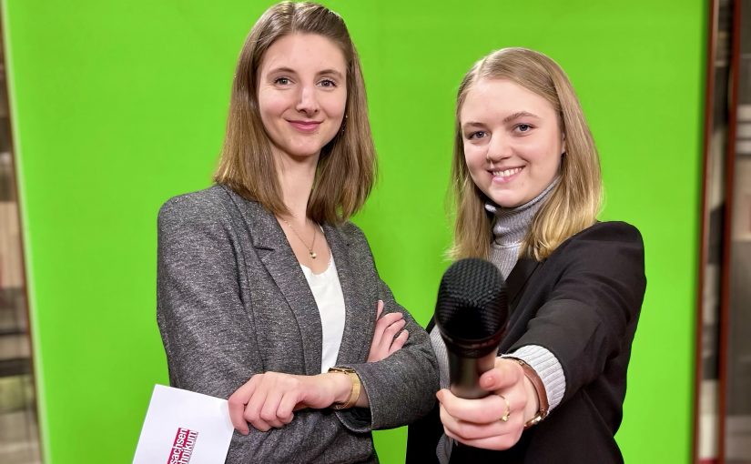 Annkathrin Körner und Svenja Folkerts bei der Aufnahme der Moderation im TV-Studio am Campus Lingen. (Foto: Hochschule Osnabrück)
