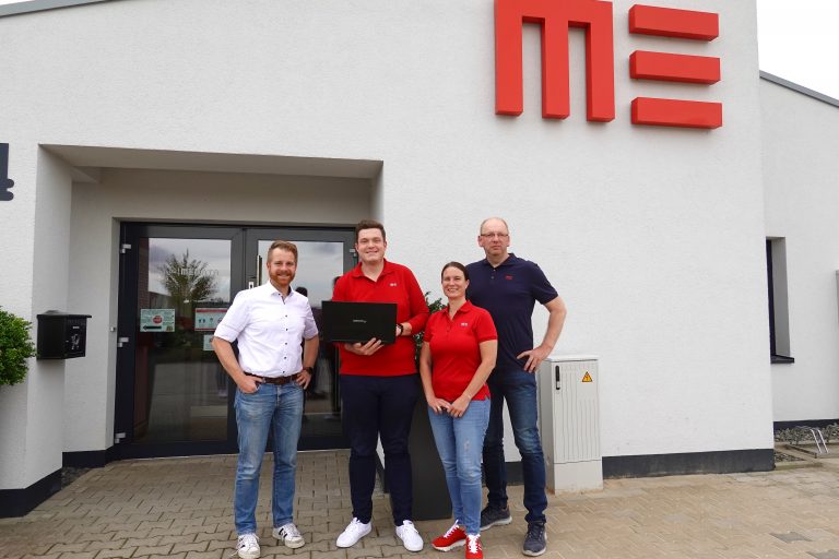 André Schulenberg vom WIGOS-UnternehmensService (v.li. n. re.) ließ sich von Programmierer Keano Neumann sowie den Geschäftsführern Yvonne und Thomas Schlüter die Vorteile von „ME Overview“ erläutern. (Foto: Sandra Joachim-Meyer)