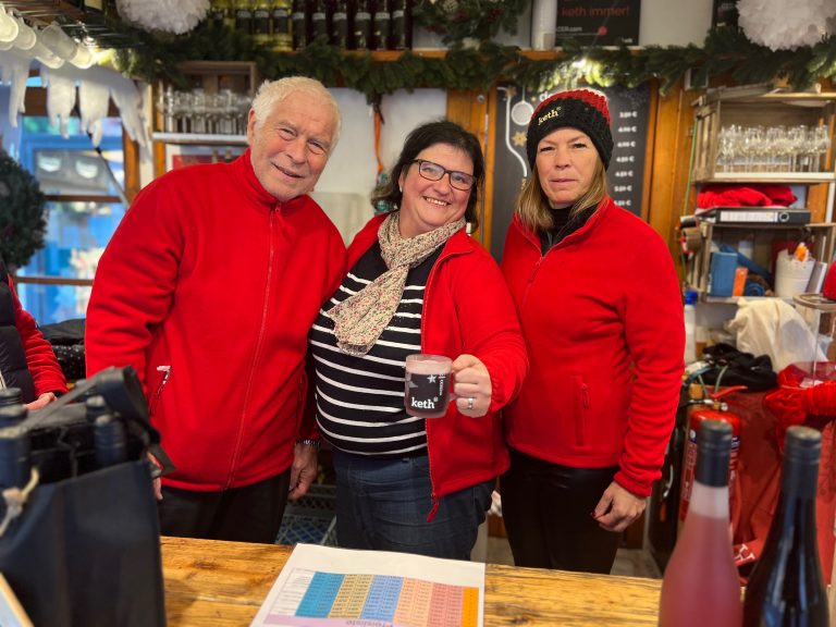 Ulrich und Sandra Grunow von „Der Winzer“ mit ihrer Praktikantin Manuela Westerhove (Mitte) wollen das ganze Trinkgeld des Weihnachtsmarktes an ein Inklusionsprojekt spenden. (Foto: Bielefeld Marketing GmbH)
