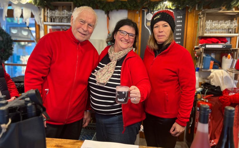 Ulrich und Sandra Grunow von „Der Winzer“ mit ihrer Praktikantin Manuela Westerhove (Mitte) wollen das ganze Trinkgeld des Weihnachtsmarktes an ein Inklusionsprojekt spenden. (Foto: Bielefeld Marketing GmbH)