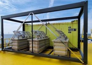 Auf der Umspannplattform (OSS) stehen die ausgelagerten Probenracks für die Bewitterungskampagne, hergestellt von der Firma MODERSOHN® Stainless Steel, aus dem Werkstoff 1.4462. (Foto: EnBW Offshore Service GmbH)