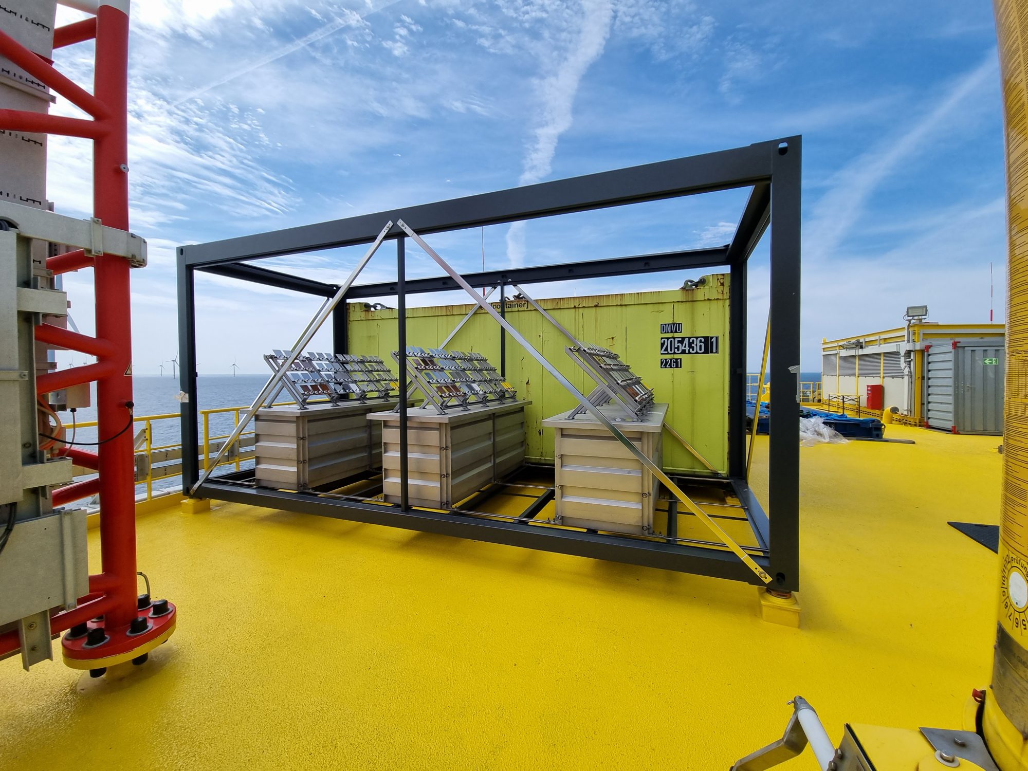 Auf der Umspannplattform (OSS) stehen die ausgelagerten Probenracks für die Bewitterungskampagne, hergestellt von der Firma MODERSOHN® Stainless Steel, aus dem Werkstoff 1.4462. (Foto: EnBW Offshore Service GmbH)