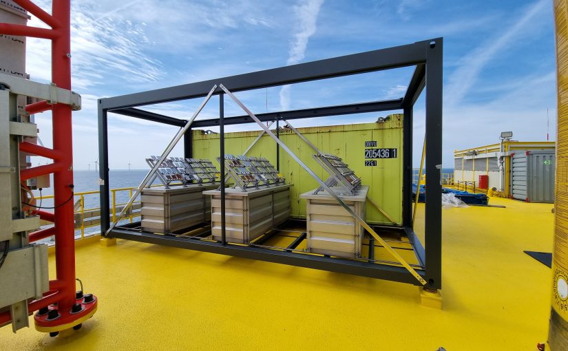 Auf der Umspannplattform (OSS) stehen die ausgelagerten Probenracks für die Bewitterungskampagne, hergestellt von der Firma MODERSOHN® Stainless Steel, aus dem Werkstoff 1.4462. (Foto: EnBW Offshore Service GmbH)