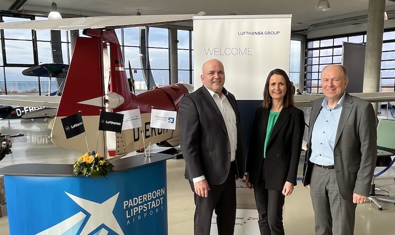 Aufsichtsratsvorsitzender Christoph Rüther (rechts) und Geschäftsführer Roland Hüser (links) mit Lufthansa-Direktorin Christina Meakin. (Foto: Flughafen Paderborn / LIppstadt)