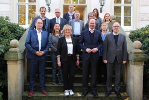 Begrüßten 45 Kommunen aus dem Münsterland (v.l.): Hans Hund (HWK), Dr. Andrea Hoppe (MWIKE), Carsten Petersdorff (NRW.Energy4Climate), Klaus Ehling (Münsterland e.V.). Gruppenbild Veranstalter (Foto: HWK Münster/Thomas Mohn)
