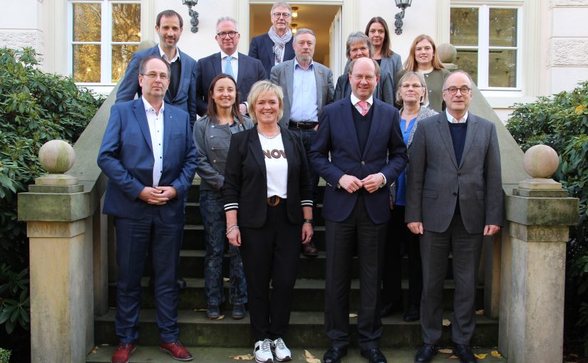 Die Mitglieder des Lenkungskreises (v.l.): Reiner Zwilling, Carsten Taudt, Agnes Schwegmann, Frank Tischner, Julia Roesler, Ralf Bierstedt, Knut-Rüdiger Heine, Dr. Olaf Gericke, Karin Ostendorff, Barbara Molitor, Dr. Victoria Schnier, Tanja Naumann und Klaus Ehling. Lenkungskreis der Regionalagentur. (Foto: Münsterland e.V.)