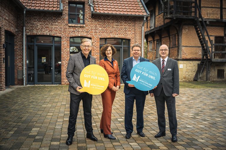 Begrüßten 45 Kommunen aus dem Münsterland (v.l.): Hans Hund (HWK), Dr. Andrea Hoppe (MWIKE), Carsten Petersdorff (NRW.Energy4Climate), Klaus Ehling (Münsterland e.V.). Gruppenbild Veranstalter (Foto: HWK Münster/Thomas Mohn)