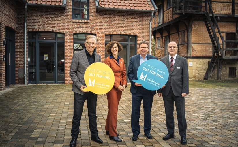 Begrüßten 45 Kommunen aus dem Münsterland (v.l.): Hans Hund (HWK), Dr. Andrea Hoppe (MWIKE), Carsten Petersdorff (NRW.Energy4Climate), Klaus Ehling (Münsterland e.V.). Gruppenbild Veranstalter (Foto: HWK Münster/Thomas Mohn)