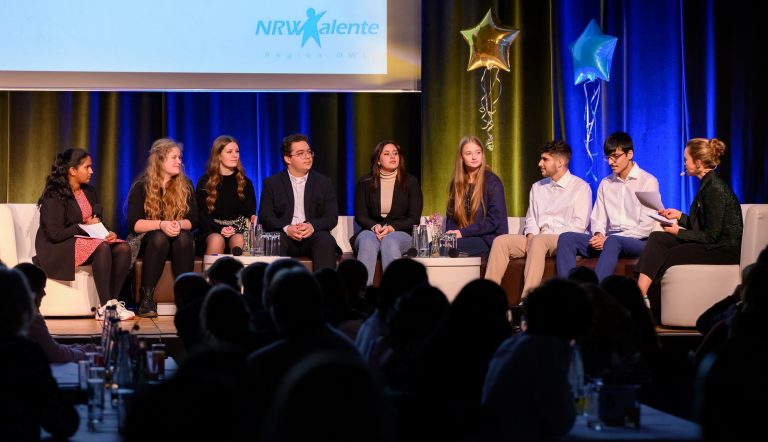 In der Gesprächsrunde mit Moderatorin Julia Ures (rechts) gaben einige Stipendiat*innen Einblicke in das Stipendienprogramm (Foto: Michael Bartylla)