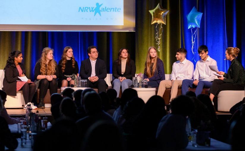 „NRWTalente – Region OWL“: 50 Schüler*innen feierlich in Stipendienprogramm aufgenommen