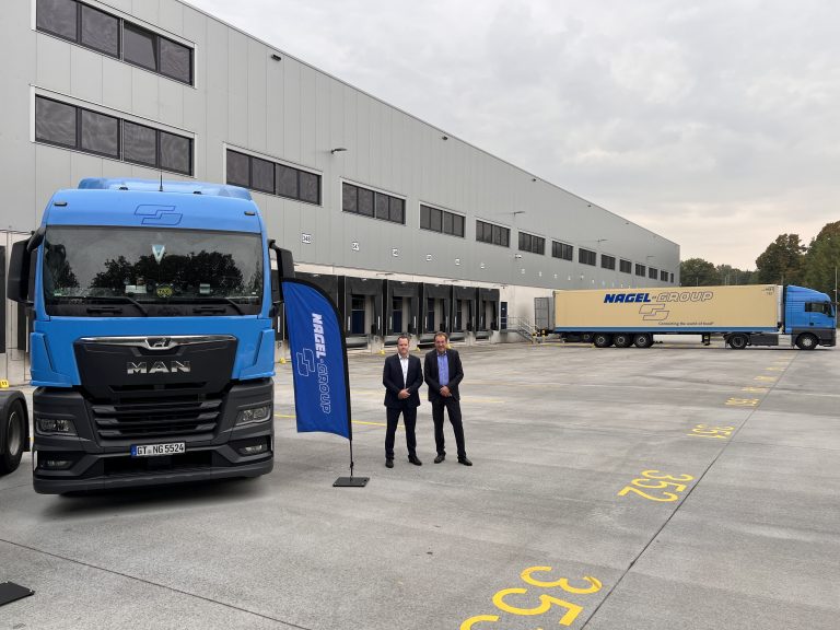 Eigentümer Uwe Kappel und Björn Heinermann, Niederlassungsleiter der Nagel-Group in Bochum, freuen sich über die Inbetriebnahme der neuen Lagerhallen. (Foto: Nagel Group)