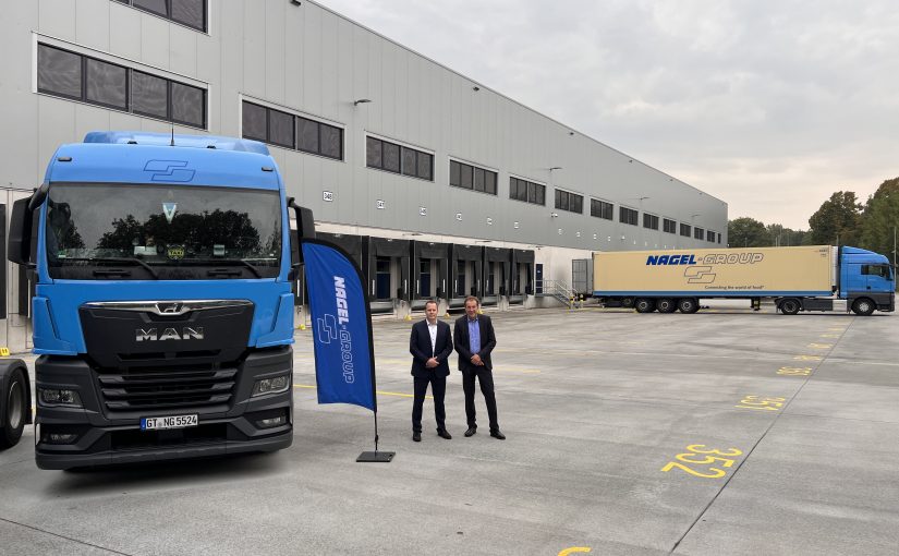 Eigentümer Uwe Kappel und Björn Heinermann, Niederlassungsleiter der Nagel-Group in Bochum, freuen sich über die Inbetriebnahme der neuen Lagerhallen. (Foto: Nagel Group)