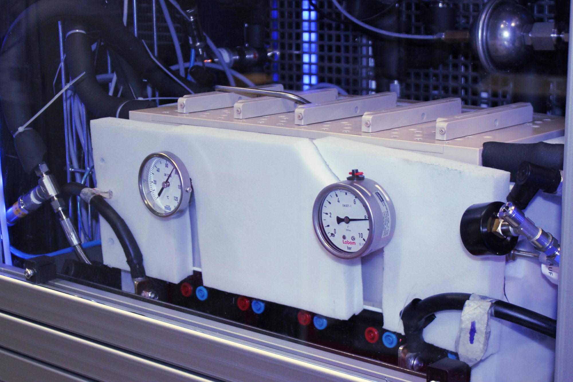 Laborprüfstand im Wasserstofflabor der Westfälischen Hochschule: In diesem Elektrolyseur werden Materialien zur Herstellung von Wasserstoff in kleinerem Maßstab unter Bedingungen getestet, wie sie auch bei der Nutzung in größerem Umfang – zum Beispiel bei einer späteren kommerziellen Nutzung – herrschen würden. (Foto: Westfälische Hochschule/Yvonne Gather)