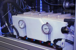 Laborprüfstand im Wasserstofflabor der Westfälischen Hochschule: In diesem Elektrolyseur werden Materialien zur Herstellung von Wasserstoff in kleinerem Maßstab unter Bedingungen getestet, wie sie auch bei der Nutzung in größerem Umfang – zum Beispiel bei einer späteren kommerziellen Nutzung – herrschen würden. (Foto: Westfälische Hochschule/Yvonne Gather)
