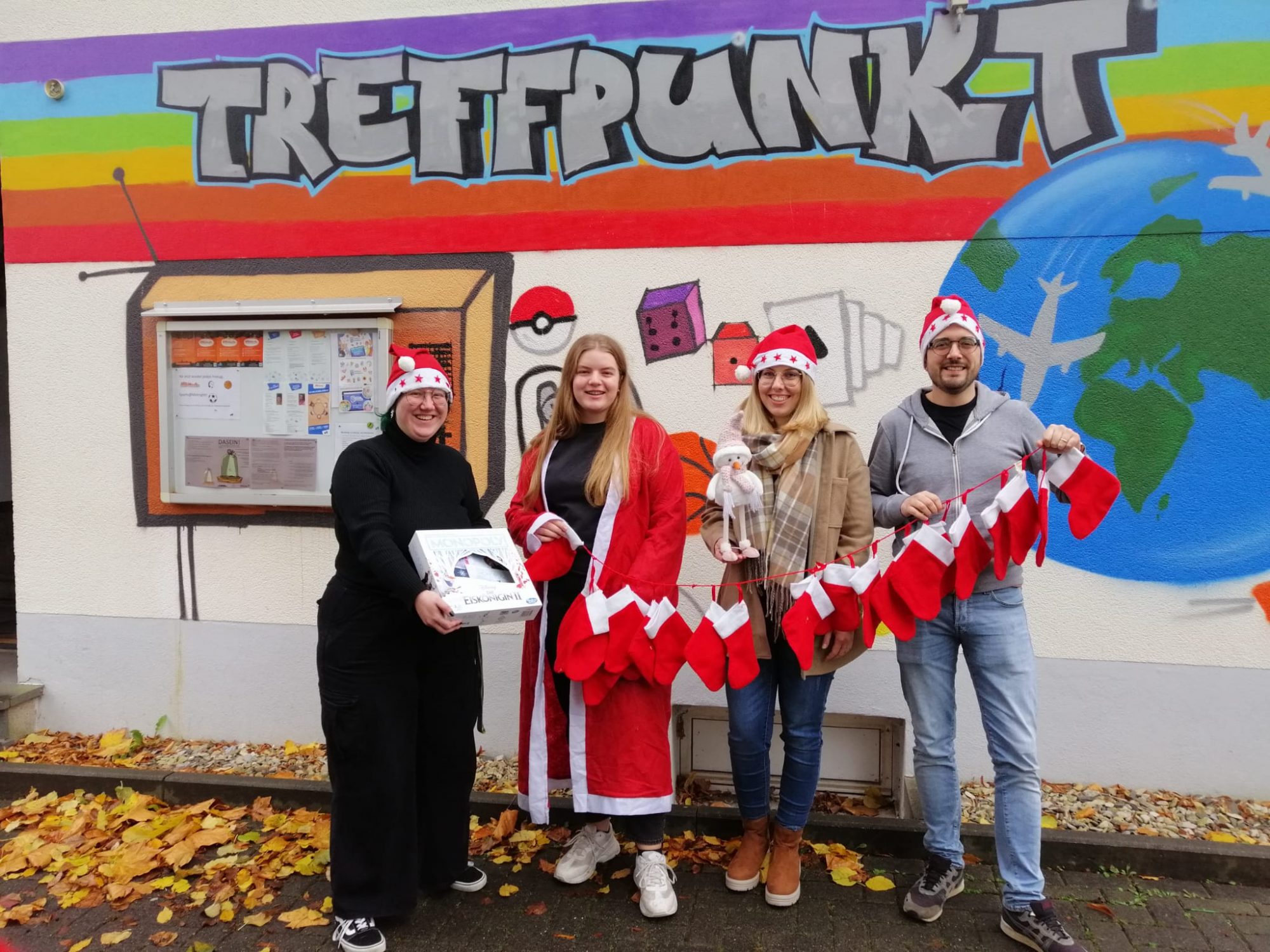 Sind bereits in Weihnachtsstimmung: Lara Grewe, Finja Nacke, Sabrina Schäfers und Alessandro Ferraro (v. l.) von der Jugendpflege Büren. (Foto: Jugendpflege Büren)
