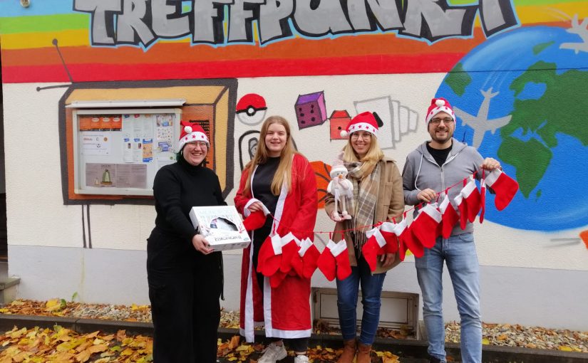 Sind bereits in Weihnachtsstimmung: Lara Grewe, Finja Nacke, Sabrina Schäfers und Alessandro Ferraro (v. l.) von der Jugendpflege Büren. (Foto: Jugendpflege Büren)