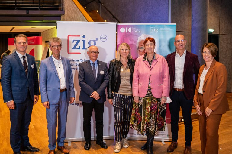 Die Partner der Initiative "Zukunftsbild Pflege" (von links): Prof. Dr. Ingo Ballschmieter (Open Innovation City), Uwe Borchers (ZIG OWL), Ralf Wiedemann (Stiegelmeyer), Richildis Wälter (AGW Bielefeld), Dr. Johanna Will-Armstrong (Bethel), Ingo Nürnberger (Stadt Bielefeld), Dr. Charlotte Şahin (ZIG OWL) (Foto: Eric Eggert / ZIG OWL)