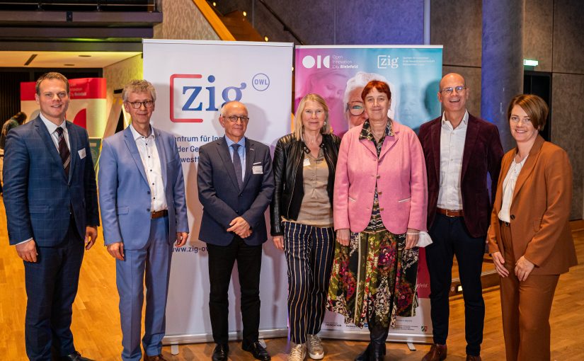 Die Partner der Initiative "Zukunftsbild Pflege" (von links): Prof. Dr. Ingo Ballschmieter (Open Innovation City), Uwe Borchers (ZIG OWL), Ralf Wiedemann (Stiegelmeyer), Richildis Wälter (AGW Bielefeld), Dr. Johanna Will-Armstrong (Bethel), Ingo Nürnberger (Stadt Bielefeld), Dr. Charlotte Şahin (ZIG OWL) (Foto: Eric Eggert / ZIG OWL)