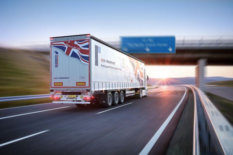 Neuer Sattelcurtainsider S.CS FREEPOST für die Märkte UK und Irland (Foto: Schmitz Cargobull)