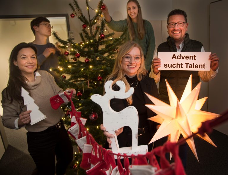 Freuen sich gemeinsam auf den digitalen Adventskalender: v.l.n.r. Katja Bielefeld (Servicestelle Schule-Wirtschaft ), Daniel Löhner (Ausbildungslotse), Annika Schütte (Servicestelle Schu-le-Wirtschaft), Carolin Pieper (Ausbildungslotsin) und MaßAr-beit-Vorstand Lars Hellmers. (Foto: MaßArbeit / Uwe Lewandwoski)