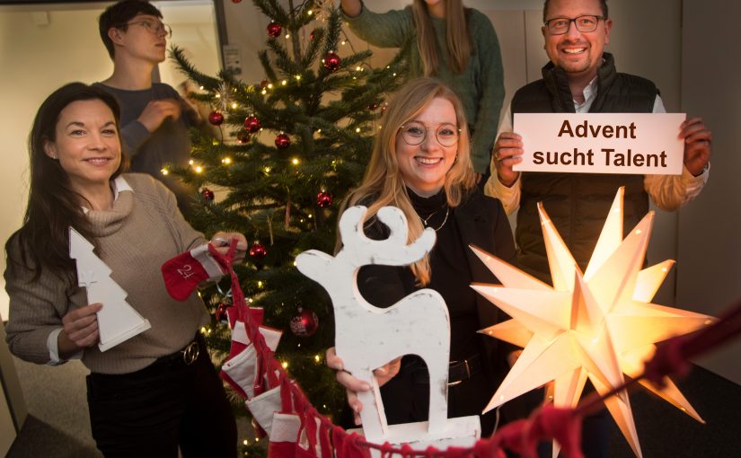 Freuen sich gemeinsam auf den digitalen Adventskalender: v.l.n.r. Katja Bielefeld (Servicestelle Schule-Wirtschaft ), Daniel Löhner (Ausbildungslotse), Annika Schütte (Servicestelle Schu-le-Wirtschaft), Carolin Pieper (Ausbildungslotsin) und MaßAr-beit-Vorstand Lars Hellmers. (Foto: MaßArbeit / Uwe Lewandwoski)