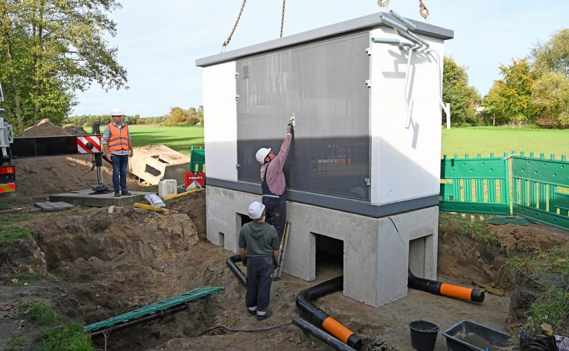 Oliver Deutsch (l.), Leiter Netzbetrieb Erdgas, verfolgt das Aufstellen der neuen Gasdruckregelanlage. Sowohl das Betonfundament als auch die Anlage mitsamt Leitungen und Reglern wurden bau-fertig angeliefert. (Foto: SWTE)