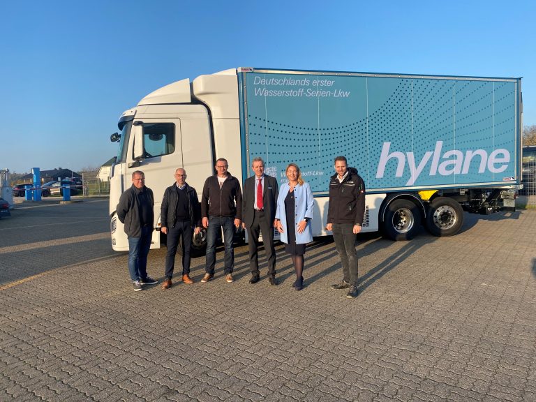 v. l.: Andreas Kirchner, Dirk Nuxoll (beide GRW), Danijel Babic (Hyundai), Bruno Altenschöpfer (hylane), Sabine Essmann (Schmitz Cargobull), R. Keiten-Schmitz (Dekra) (Foto: Schmitz Cargobull)