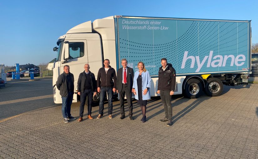 v. l.: Andreas Kirchner, Dirk Nuxoll (beide GRW), Danijel Babic (Hyundai), Bruno Altenschöpfer (hylane), Sabine Essmann (Schmitz Cargobull), R. Keiten-Schmitz (Dekra) (Foto: Schmitz Cargobull)