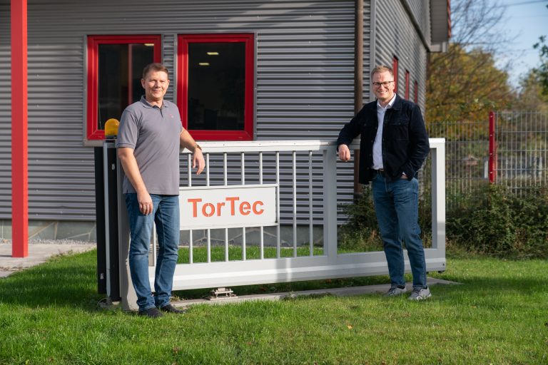 Besuch vor Ort im Industriegebiet Büren-West (v. l.) Geschäftsführer Andreas Wiegel und Michael Kubat (Wirtschaftsförderung Stadt Büren). (Foto: Stadt Büren)