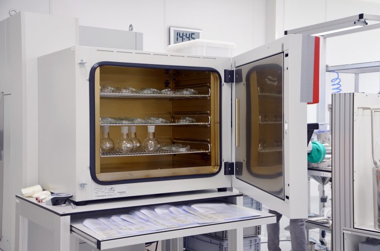 Für die ganz heißen Momente: Die Wärmeschränke von DENIOS lassen sich auf 300 Grad (über Umgebungstemperatur) aufheizen. (Foto: Denios)