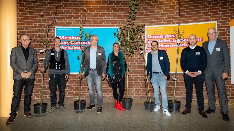 Apfelbäume als Symbol für die Nachhaltigkeit einer Unternehmensnachfolge für die Pitch-Teilnehmer Marvin Grube, Jan-Philip Wagner, Sabine Etzrodt-Clermont und Daniele Lepori (2. bis 5. v.l.) von Präsident Hans Hund (l.), HWK-Geschäftsführer Thomas Harten und Oliver Johanning von der Signal Iduna Versicherung Münster (v.r.) (Foto: Foto: © Teamfoto Marquardt)