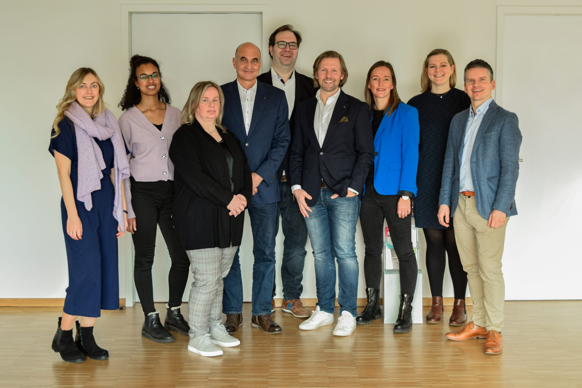 Über den Erfolg der Veranstaltung freuten sich (v. li.) Christina Relius, Connect Company GmbH; Carmen Isensee, anni.bike: Sabine Zimmer, NT-Ware GmbH; Uwe Krabbe, Ingenieurgemeinschaft igk Krabbe GmbH & Co. KG; Ulrich Grubert, WFO; Georg Röwer, Röwer Sicherheits- und Gebäudetechnik GmbH; Sandra Schürmann, WIGOS, sowie Verena Stiepel und Lars Hirseland von der Bundesagentur für Arbeit Osnabrück. (Foto: WFO)