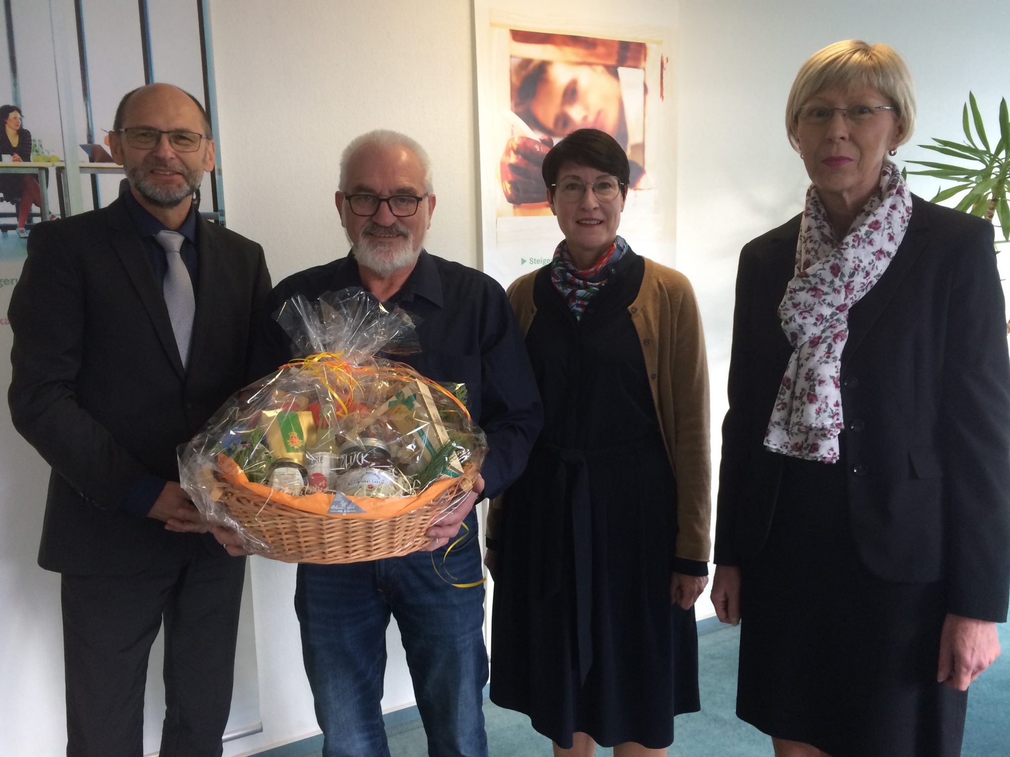 (von links nach rechts): Zur Verabschiedung - Rainer Radler (Arbeitsagentur); Robert Chwalek (VA); Corinna Kronsbein (VA); Monika Donner (Arbeitsagentur) (Foto: Tanja Liebke, Agentur für Arbeit Detmold)