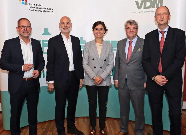 Beim parlamentarischen Abend diskutierten VDM-Geschäftsführer Jan Kurth und VDM-Präsident Elmar Duffner mit den Bundestagabgeordneten Dr. Sandra Detzer, Reinhard Houben und Dr. Klaus Wiener (von links nach rechts). (Foto: VDM)