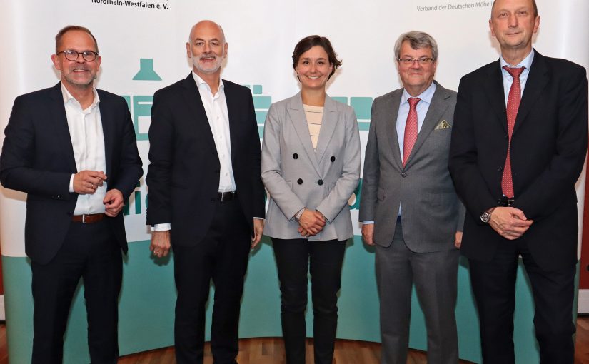 Beim parlamentarischen Abend diskutierten VDM-Geschäftsführer Jan Kurth und VDM-Präsident Elmar Duffner mit den Bundestagabgeordneten Dr. Sandra Detzer, Reinhard Houben und Dr. Klaus Wiener (von links nach rechts). (Foto: VDM)