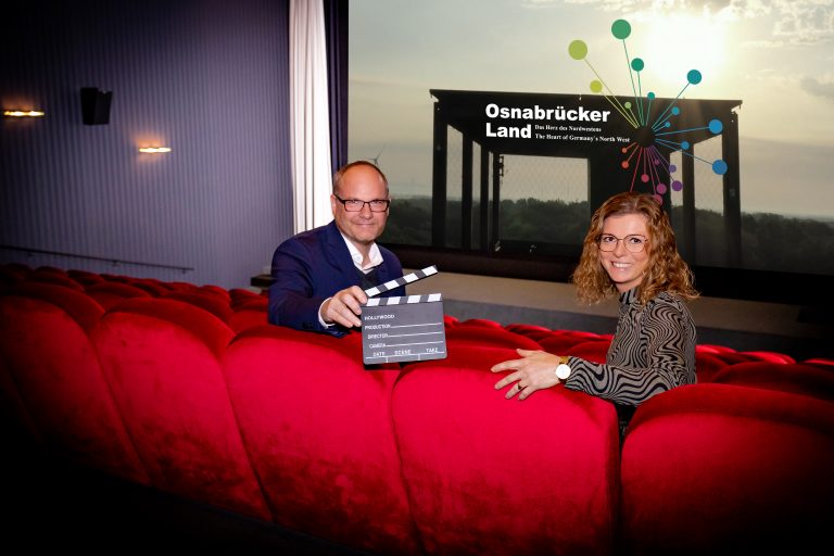 „Film ab“ hieß es jetzt vorab für Matthias Rolfes, Hagenhoff Werbeagentur, und WI-GOS-Prokuristin, Martina Manteuffel. (Foto: Eckhard Wiebrock)