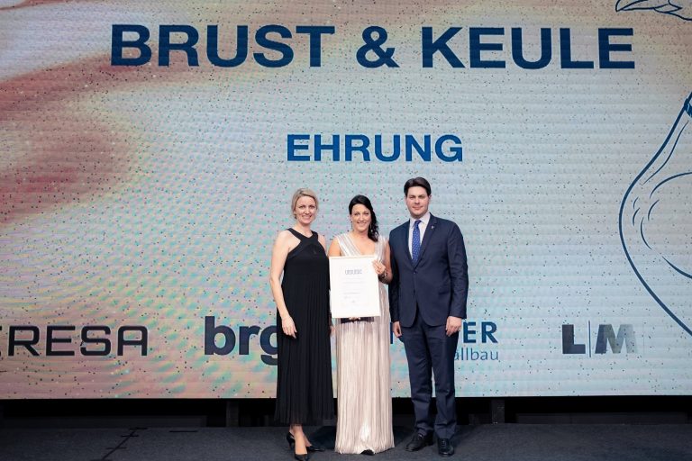Carla Editha Högermann (Mitte) wird von WJ-Kreissprecherin Julia Eilers und WJ-Hanseraumsprecher Lucas Schubert mit der goldenen Juniorennadel ausgezeichnet (Foto: WJ Osnabrück)