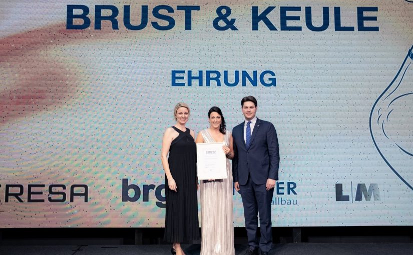 Carla Editha Högermann (Mitte) wird von WJ-Kreissprecherin Julia Eilers und WJ-Hanseraumsprecher Lucas Schubert mit der goldenen Juniorennadel ausgezeichnet (Foto: WJ Osnabrück)