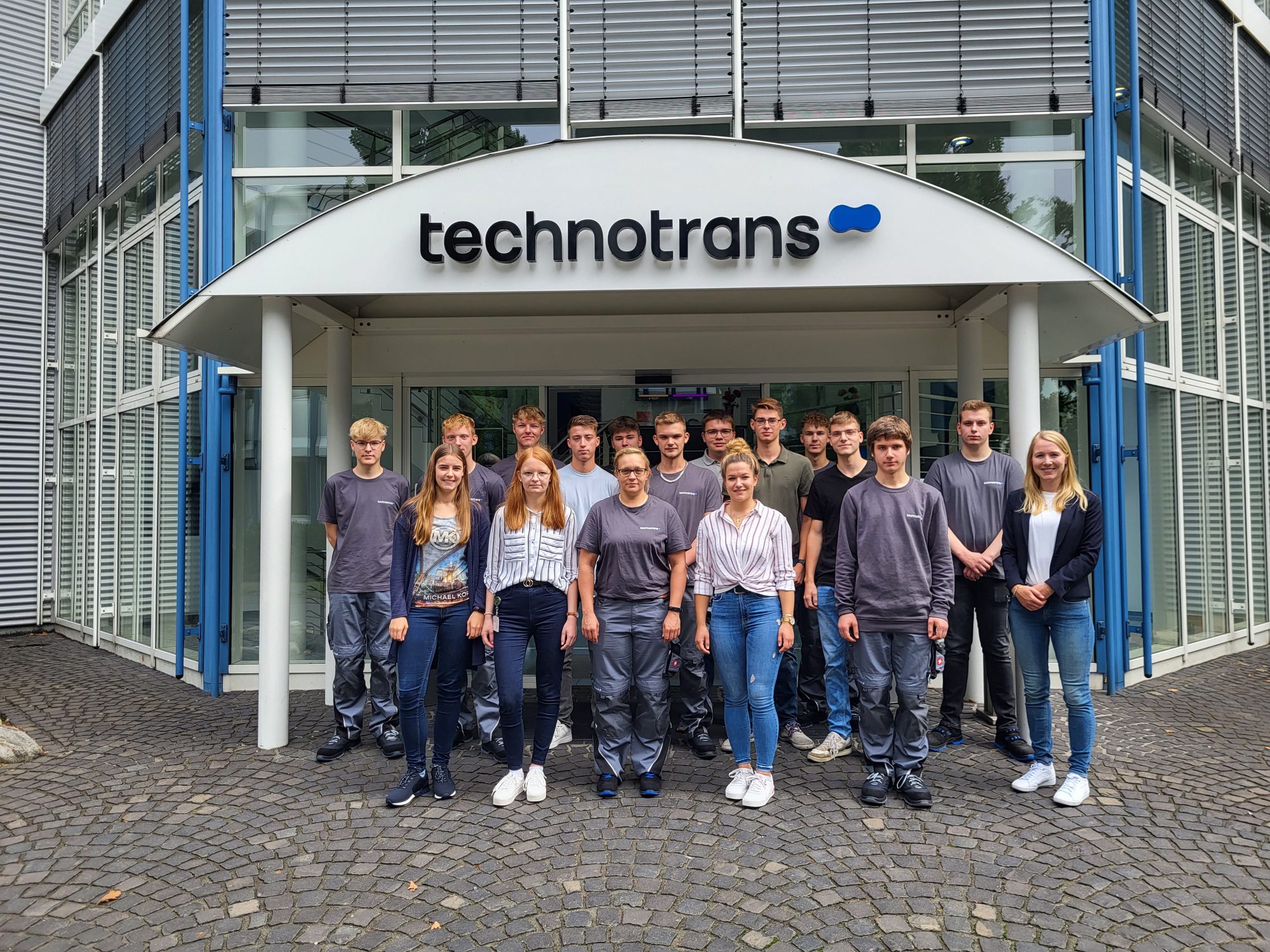 In diesem Jahr starteten alleine am Hauptsitz in Sassenberg 17 neue Auszubildende. Insgesamt arbeiten derzeit 47 Auszubildende am Standort. (Foto: technotrans SE)