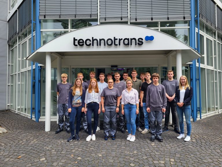 In diesem Jahr starteten alleine am Hauptsitz in Sassenberg 17 neue Auszubildende. Insgesamt arbeiten derzeit 47 Auszubildende am Standort. (Foto: technotrans SE)
